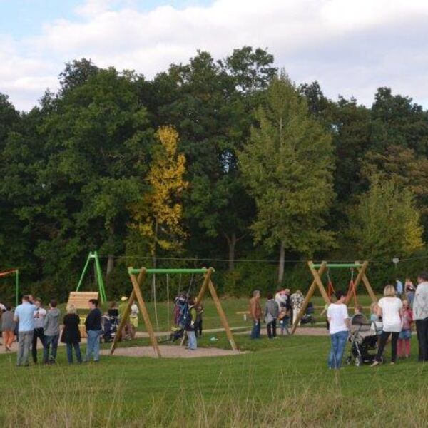 Alle Kinder spielen ausgelassen