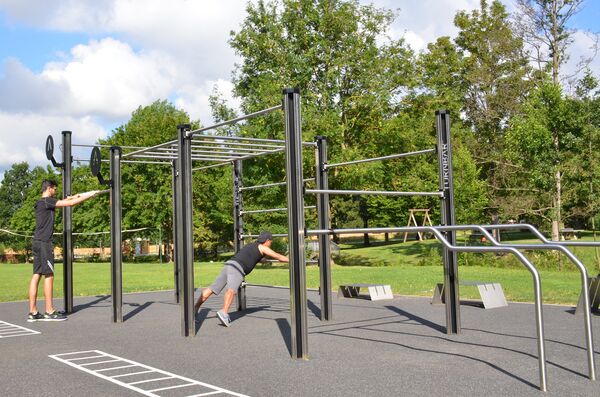 Calisthenics Anlage mit Sportlern