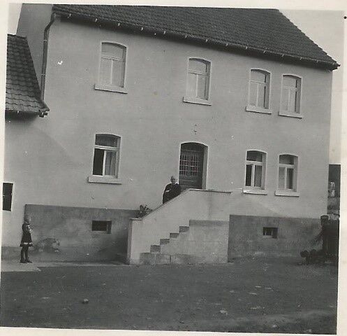 Das Haus mit Besitzer Johannes Heil in 1937