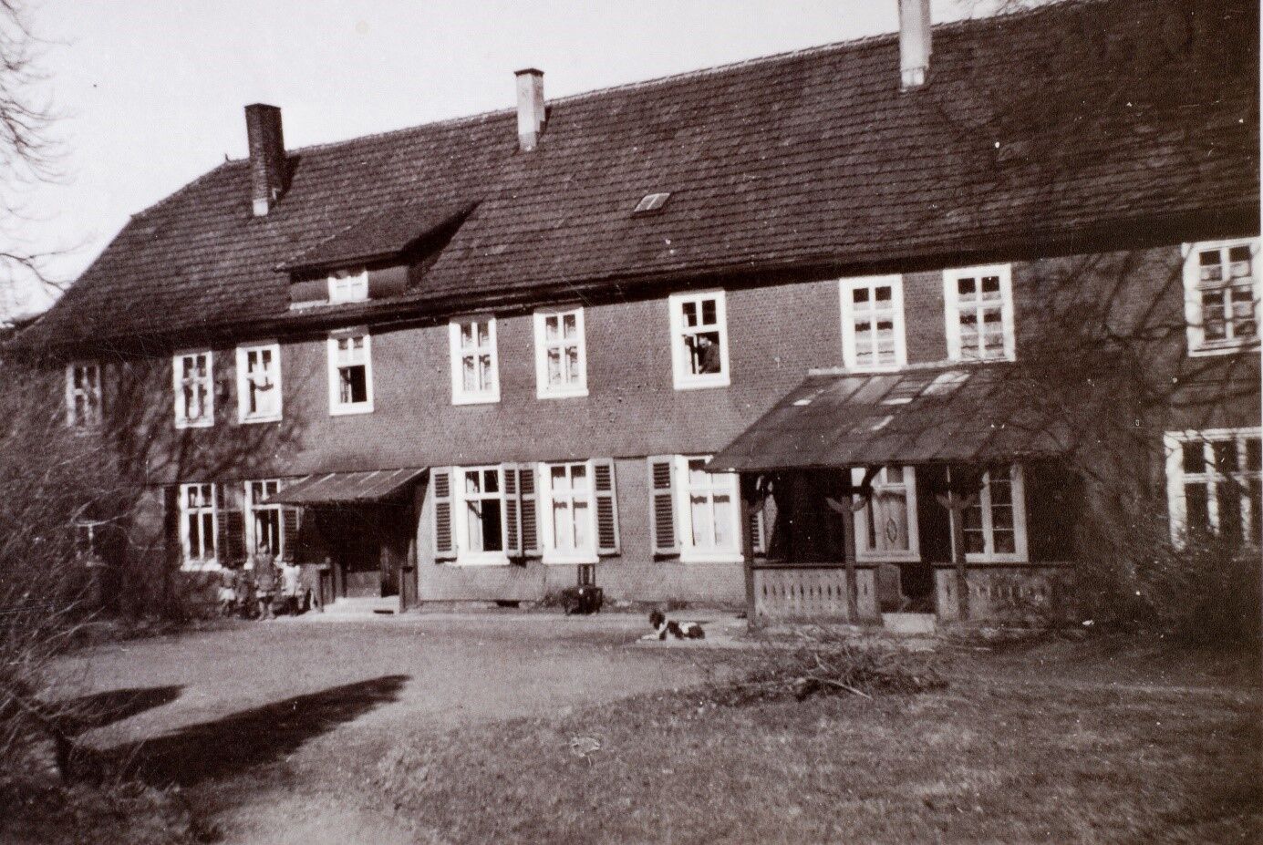 Das Herrenhaus vom Garten aus gesehen.