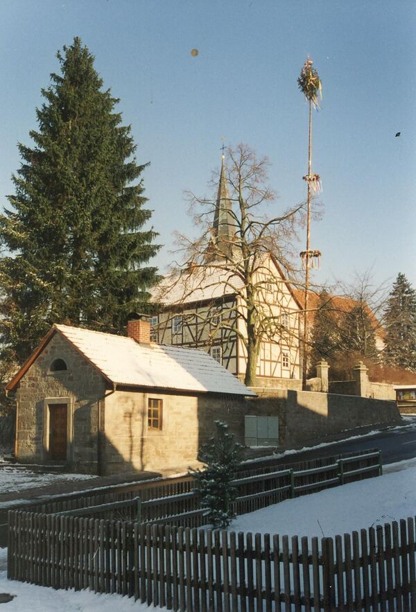Das historische Backhaus Dietershausen vor der Kirche und dem Kirmesbaum