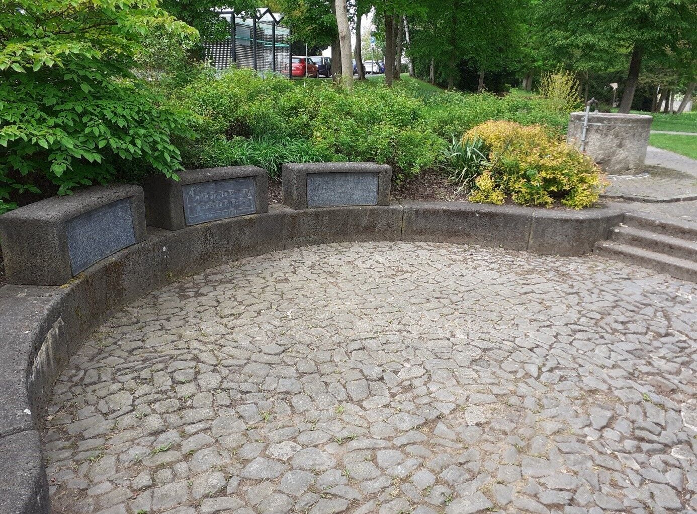 Das originale Pflaster mit dem Hofbrunnen an der originalen Stelle.