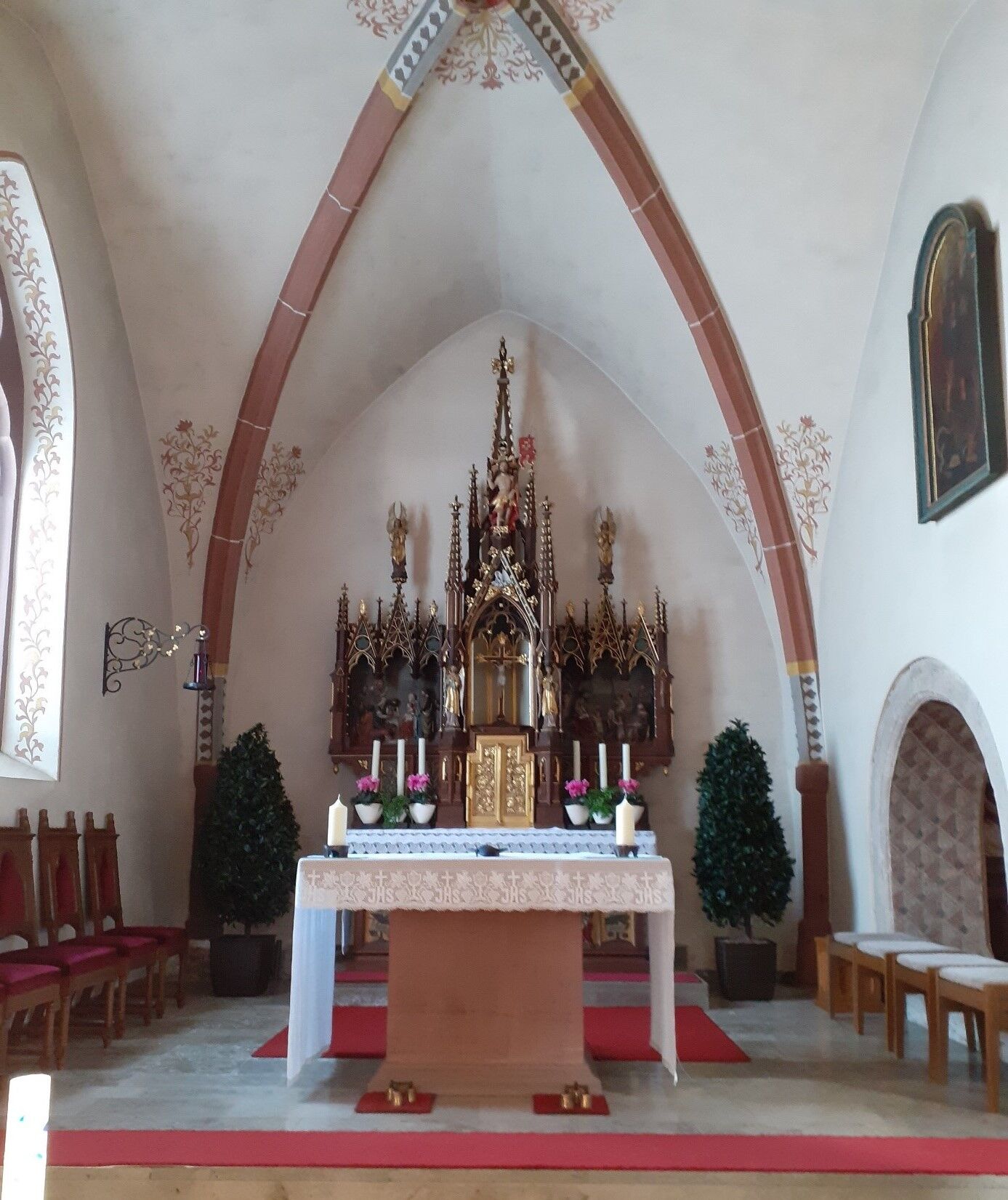 Der holzgeschnitzte neugotische Altar