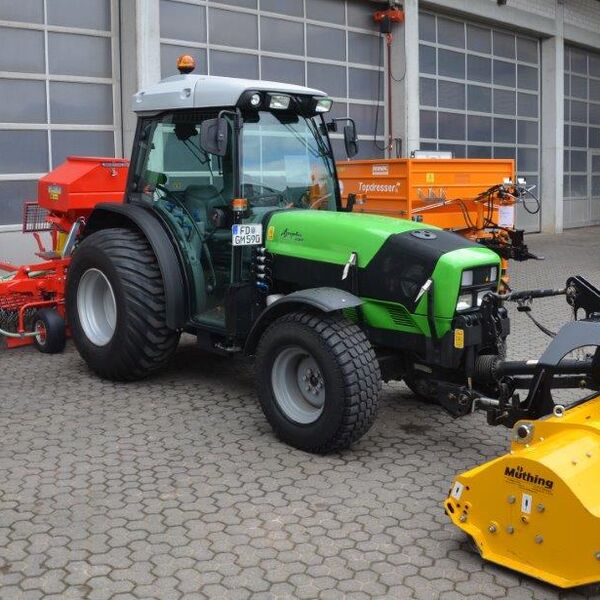 Deutz mit Mulcher und Striegel