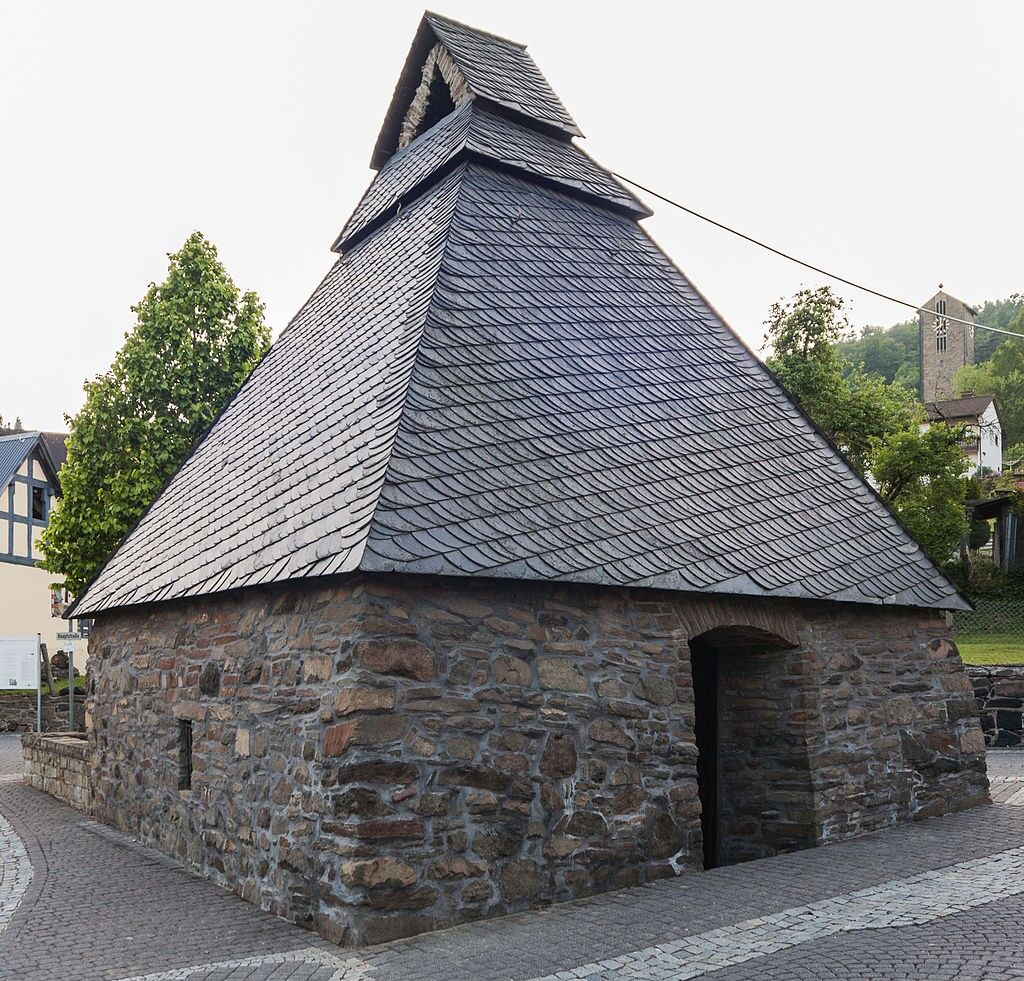 Ein seltenes kulturhistorisches Backhaus aus Stein in Pyramidenform, Gönnern 1712