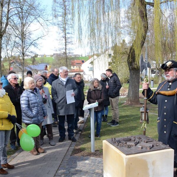 Enthüllung Denkmäler Grezzbachpark 25