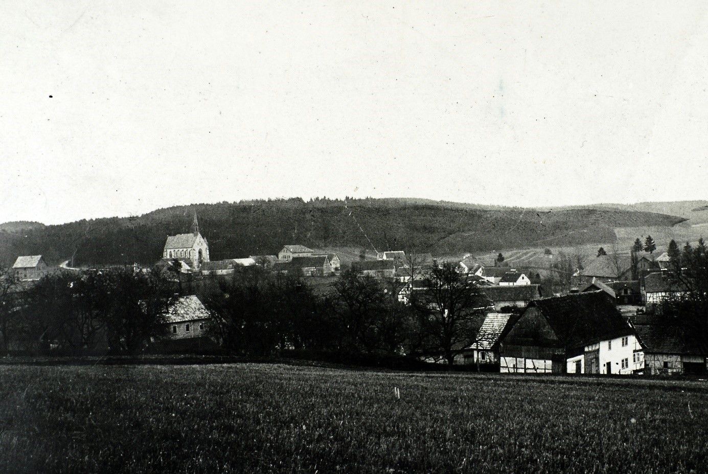 Foto von 1909, Blick von der Hopp ins Dorf zum Dannebuckel der noch bewaldet war