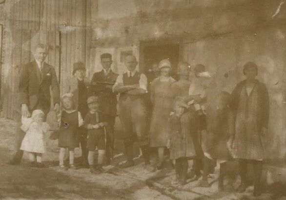 Franz Erb mit seinen Geschwistern vor seinem Haus