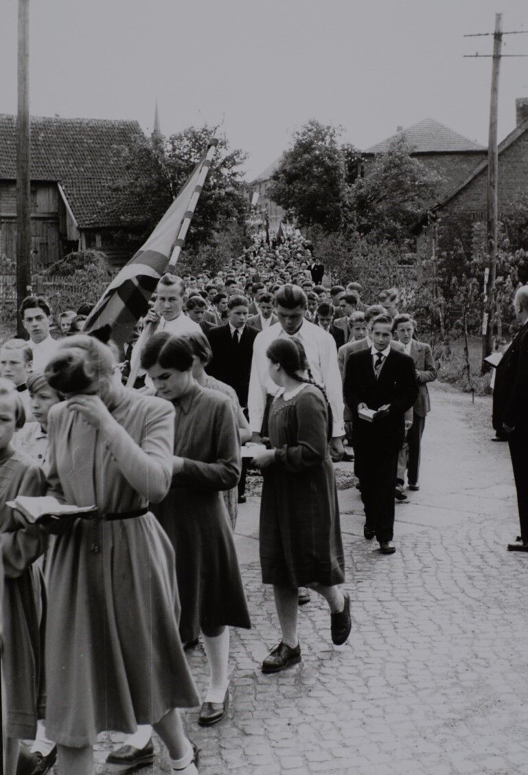 Fronleichnam in den 50er Jahren. Es geht zum ersten Altar am Schafhof