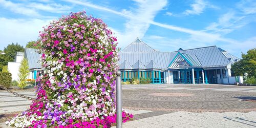 Gemeindezentrum mit Blumenschmuck