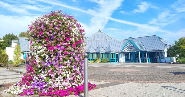 Gemeindezentrum mit Blumenschmuck