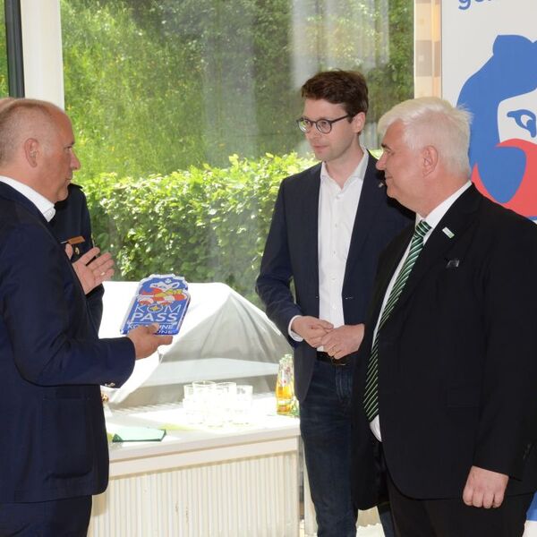 Innenminister Poseck übergibt Siegel 18