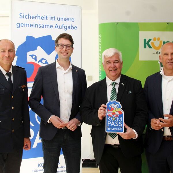 Innenminister Poseck übergibt Siegel 3