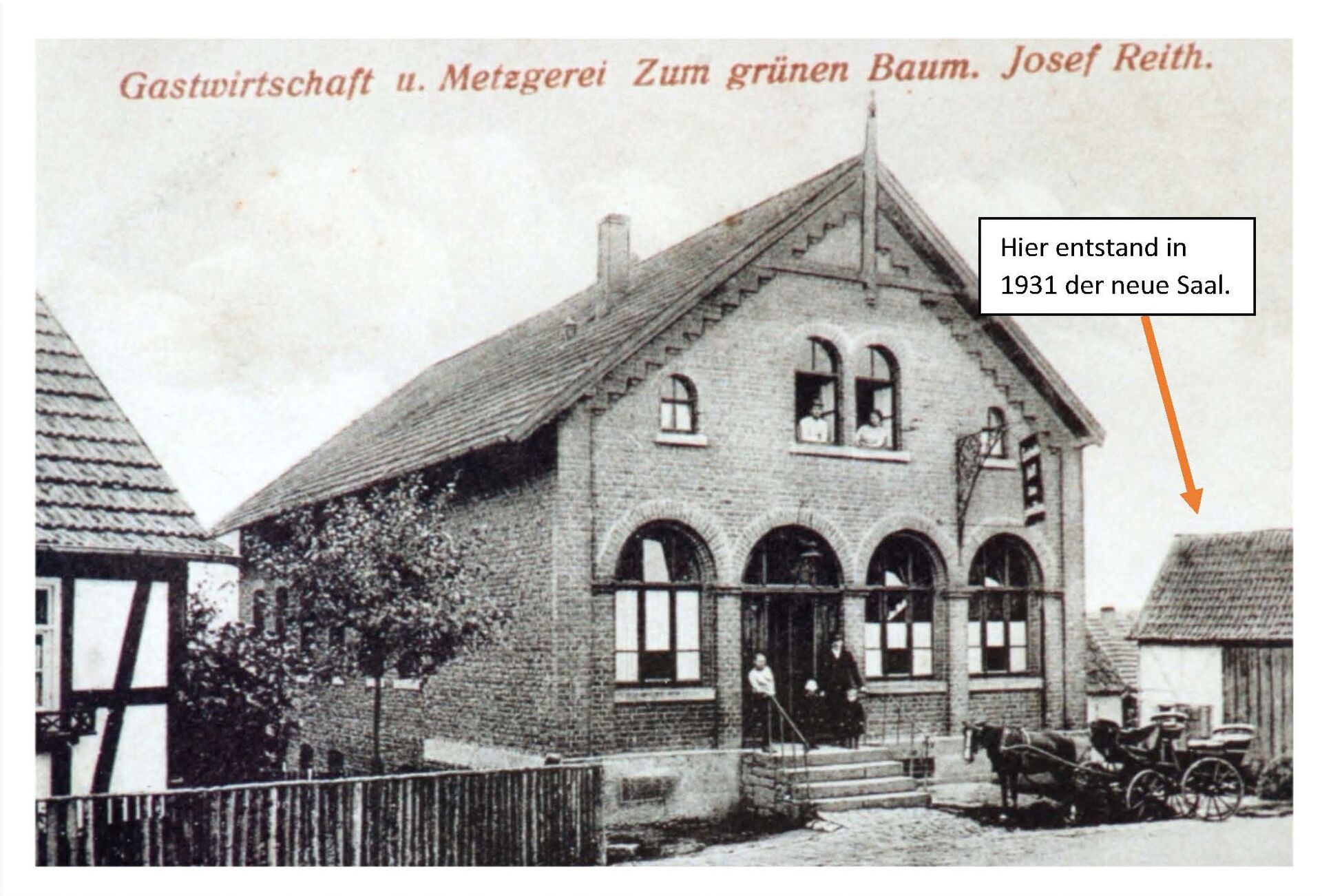 Joseph Reith (oben links im Fenster zu sehen) baute 1931 den Saal auf dieses Grundstück.