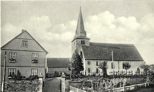Kirche mit alter Schule und altem Pfarrhaus