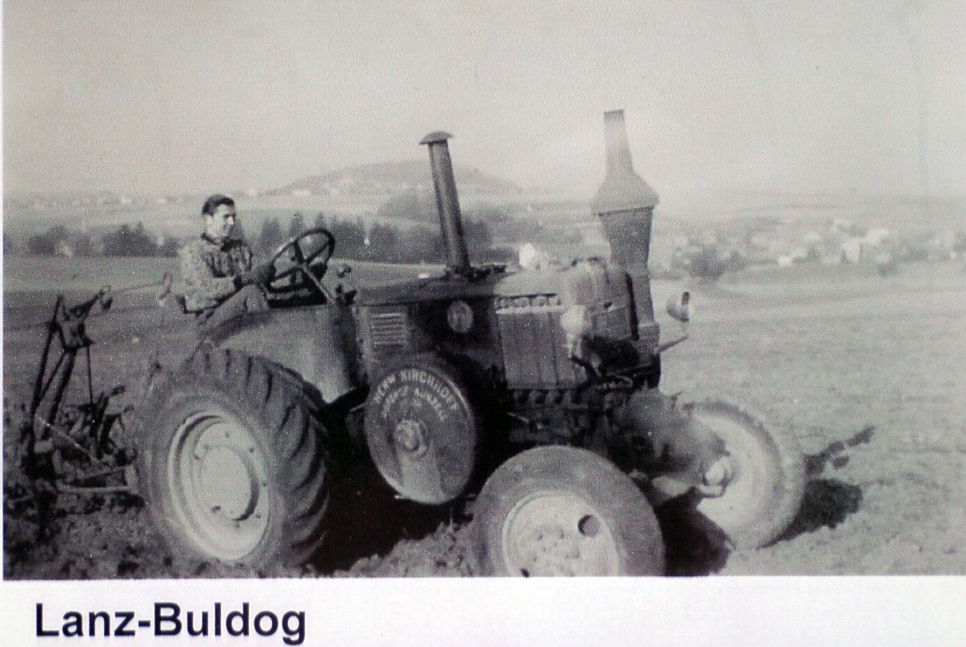 Leben auf dem Gutshof. Ackern mit einem Lanz Buldog