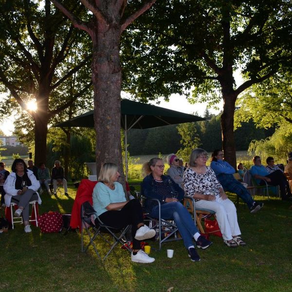 Literarischer Abend im Grezzbachpark Foto Nr. 12