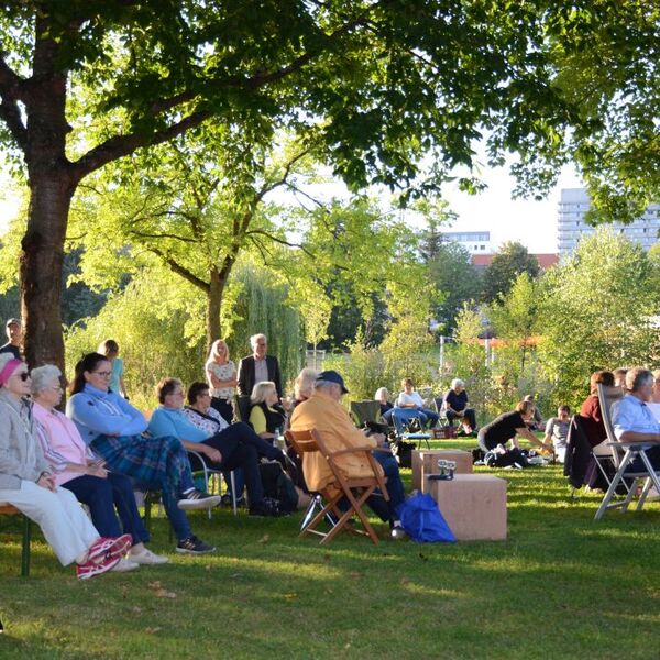 Literarischer Abend im Grezzbachpark Foto Nr. 5