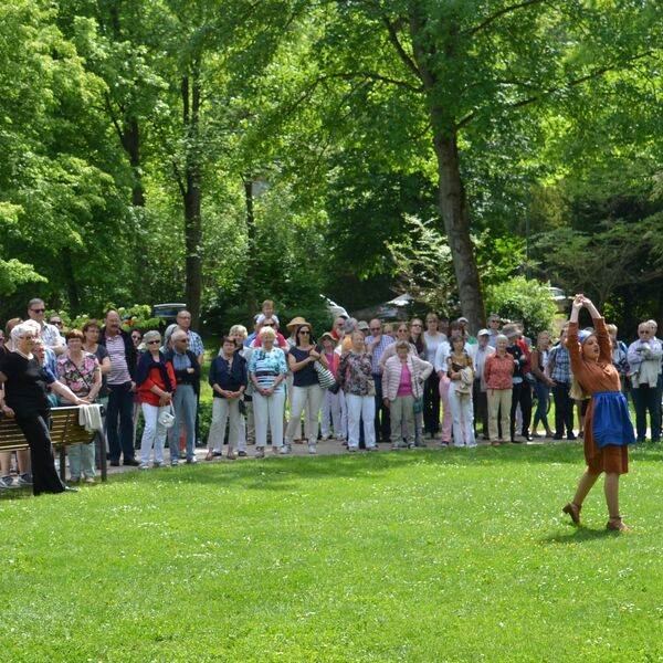 Tanzperformance im Grezzbachpark 15