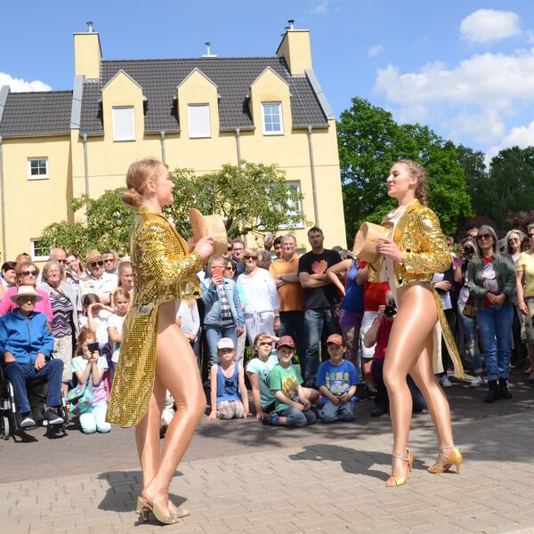 Tanzperformance im Grezzbachpark 8