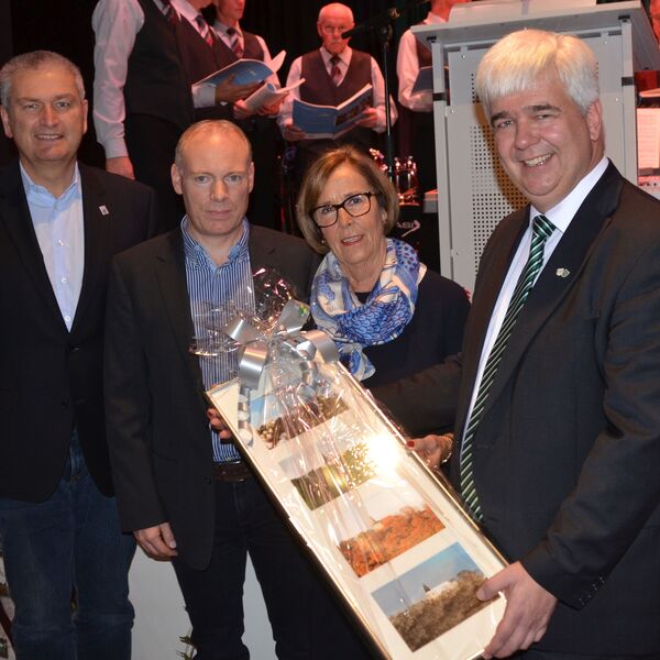 v. l. n. r.: Landrat Bernd Woide, Architekt Hardi Schmidt, Ortsvorsteherin Irmgard Larbig und Bürgermeister Timo Zentgraf